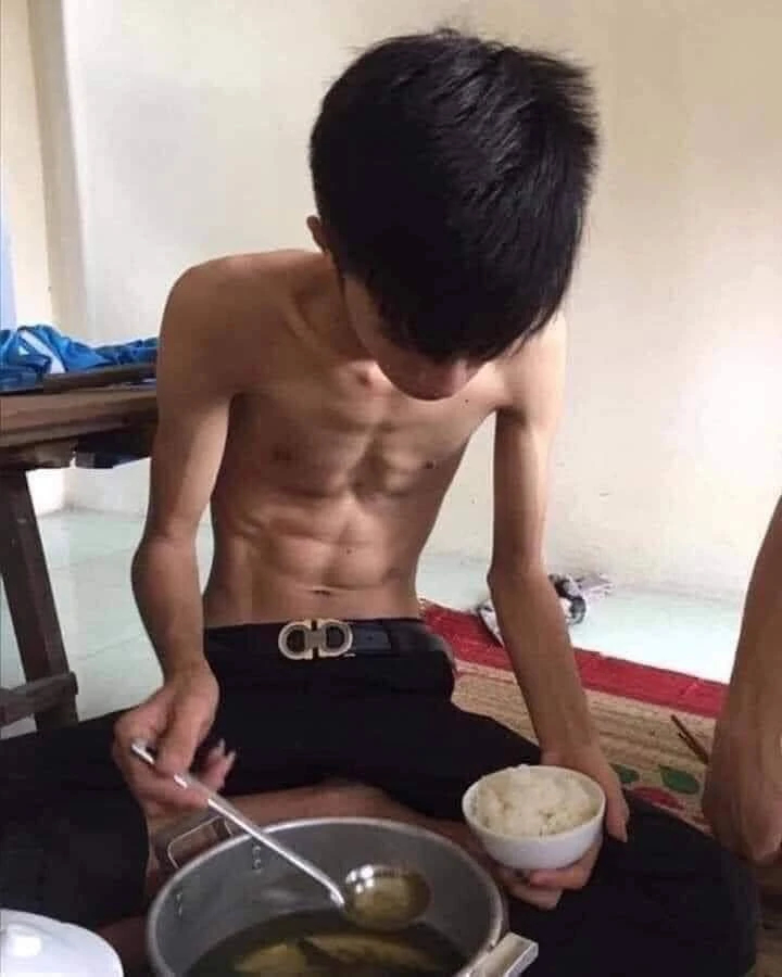 Hình ảnh thanh niên gầy trơ xương ăn cơm với nước luộc rau