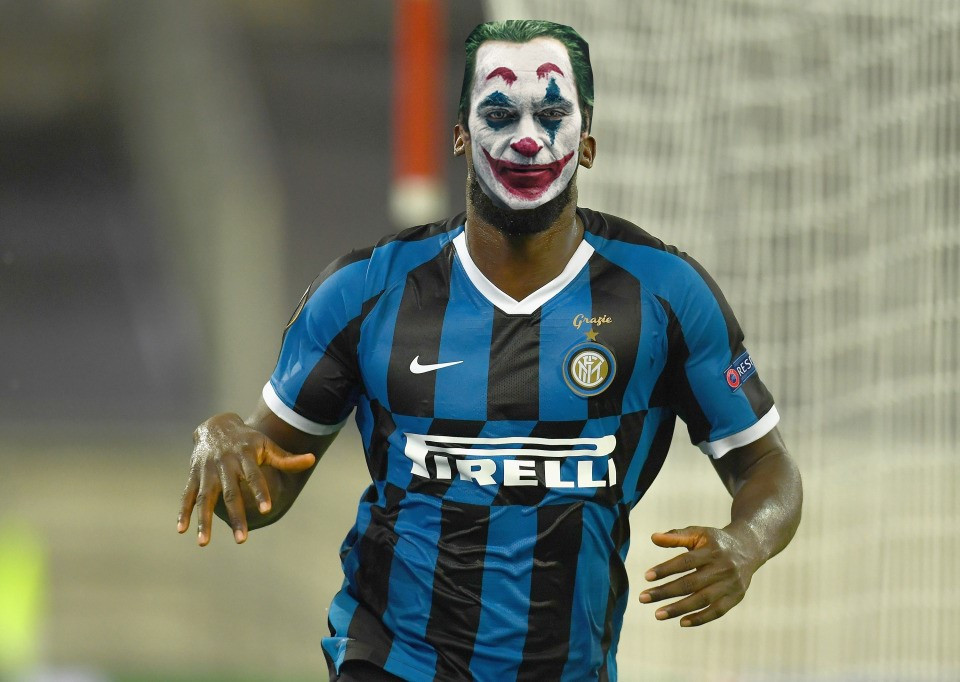 Cầu thủ Lukaku mang lớp mặt nạ thằng hề Joker