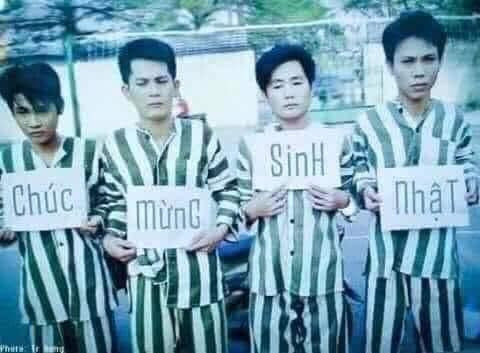 4 tù nhân cầm bảng chữ chúc, mừng, sinh, nhật