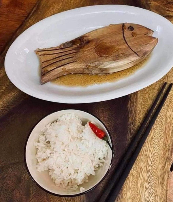 Ăn cơm cá gỗ kho kèm quả ớt