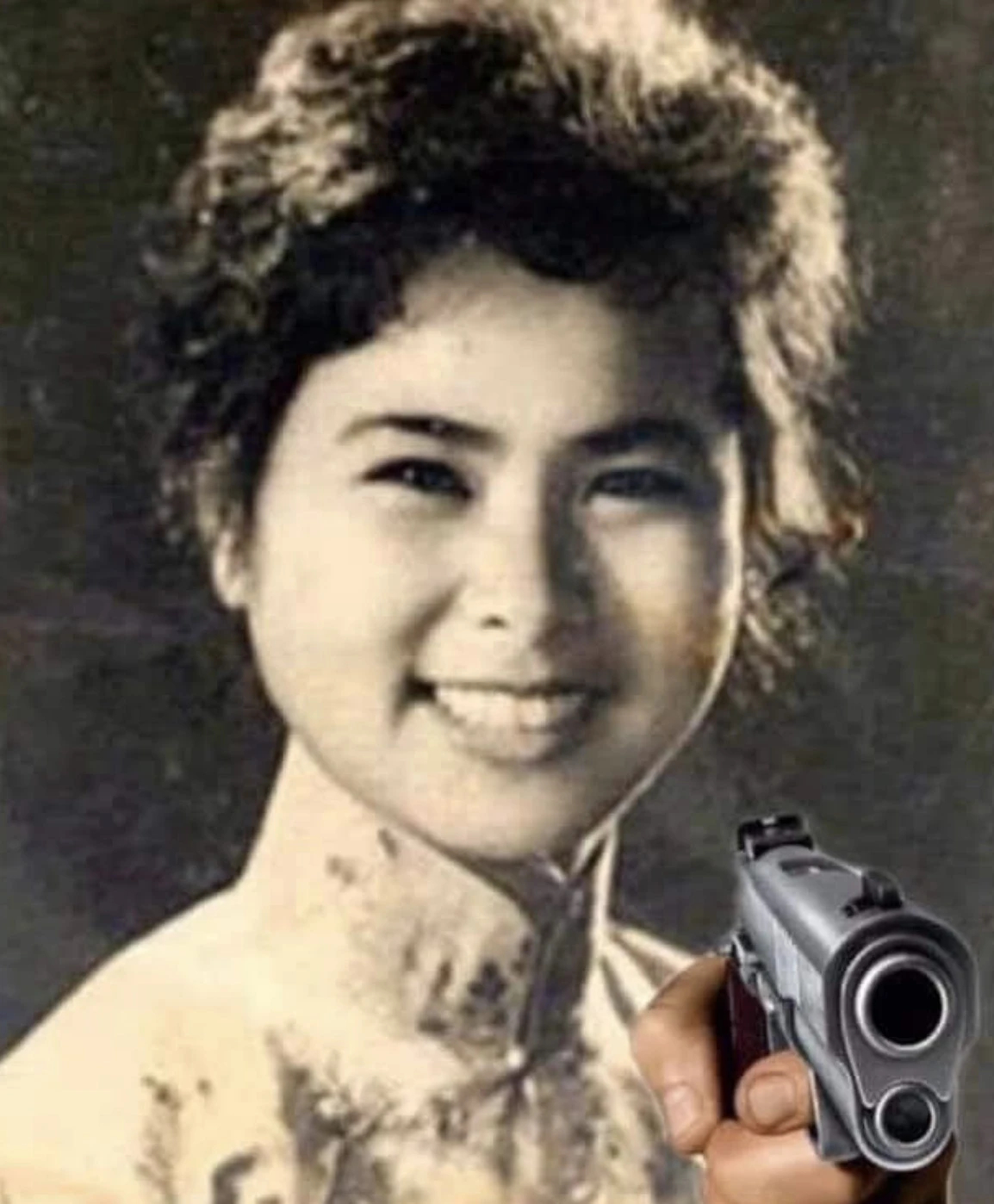 Ảnh chế nhà thơ Xuân Quỳnh cầm súng chĩa vào màn hình