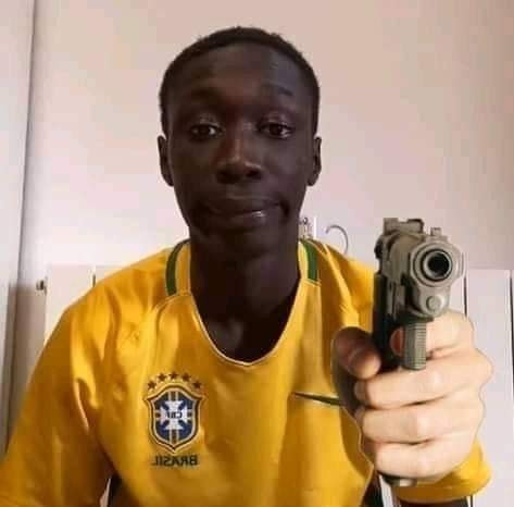 Anh da đen Khabane Lame cầm súng chĩa vào màn hình