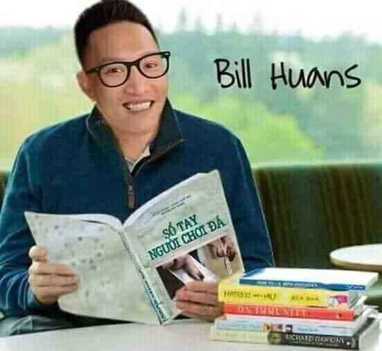 Bill Huans cười cầm cuốn sổ tay người chơi đá