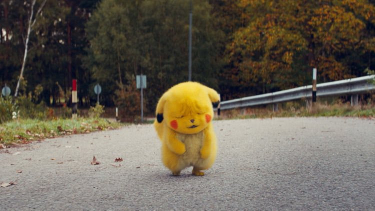 Pikachu buồn bước đi trên đường