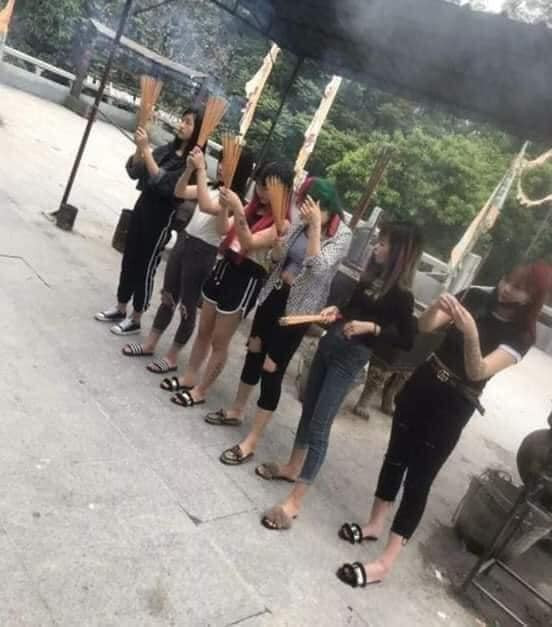 Vạn sự tùy duyên - 6 cô gái ăn mặc hở hang đi chùa thắp hương