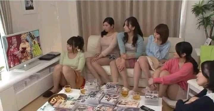 Các cô gái Nhật quây quần xem Táo Quân ngày tết