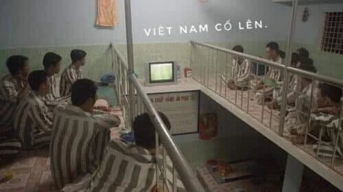 Các tù nhân xem bóng đá nói Việt Nam cố lên