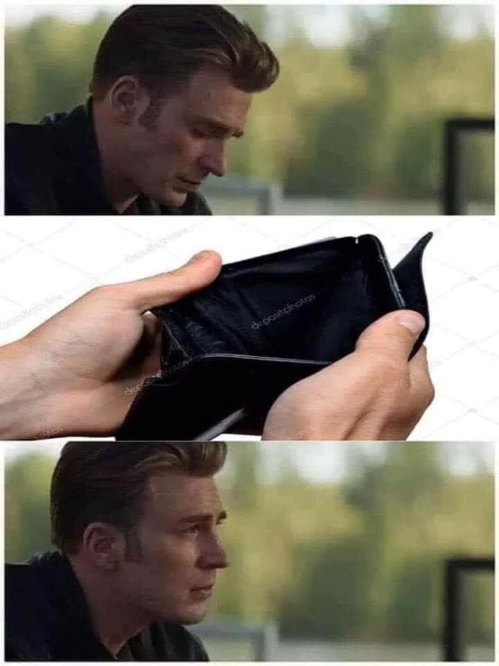 Captain America mở ví mình ra thấy không có gì rồi khóc