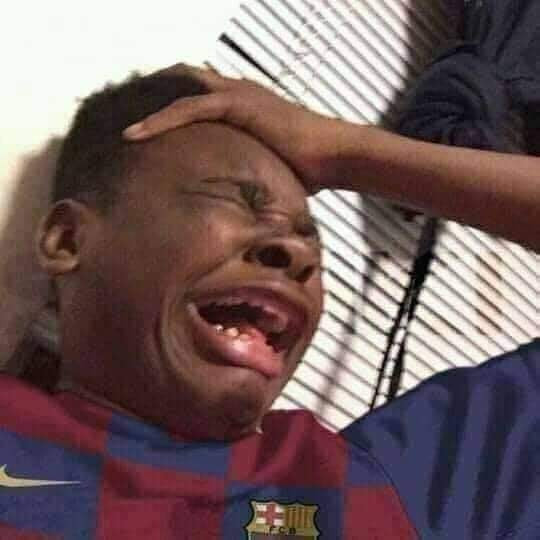 Cậu bé da đen là fan Barca ôm đầu khóc lóc