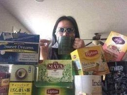 Cô gái đeo kính đen ngồi uống trà giữa rất nhiều hộp trà hóng drama