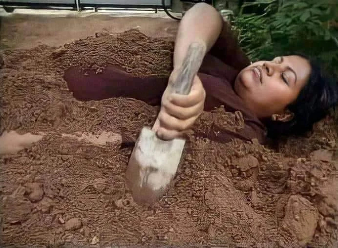 Cô gái xúc đất tự chôn mình