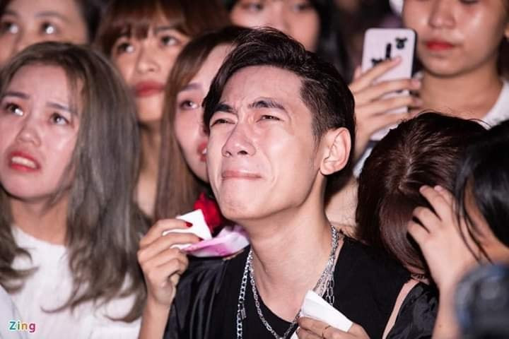 Khán giả khóc lóc lấy khăn lau nước mắt trong sinh nhật K-ICM