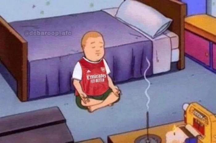 Fan Arsenal thắp hương ngồi thiền