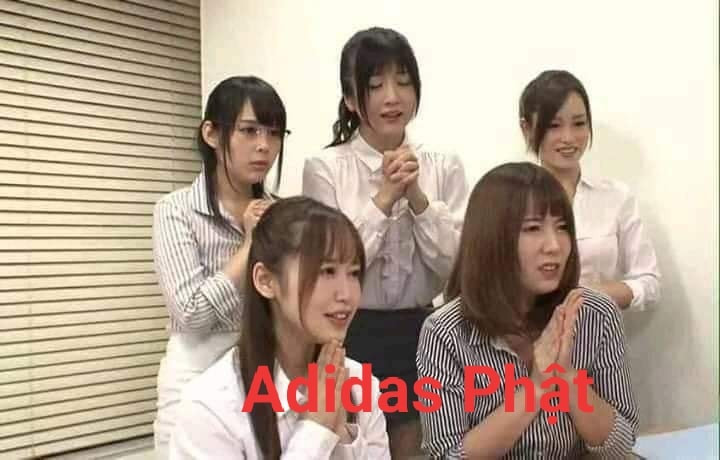 5 cô gái Nhật chắp tay Adidas Phật