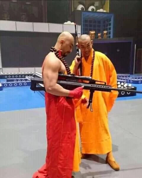 Hai vị hòa thượng cầm súng tiểu liên