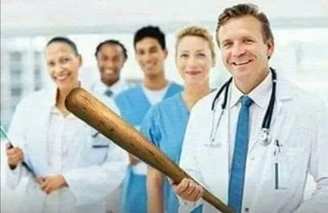 Hình ảnh các y bác sĩ tươi cười cầm gậy bóng chày