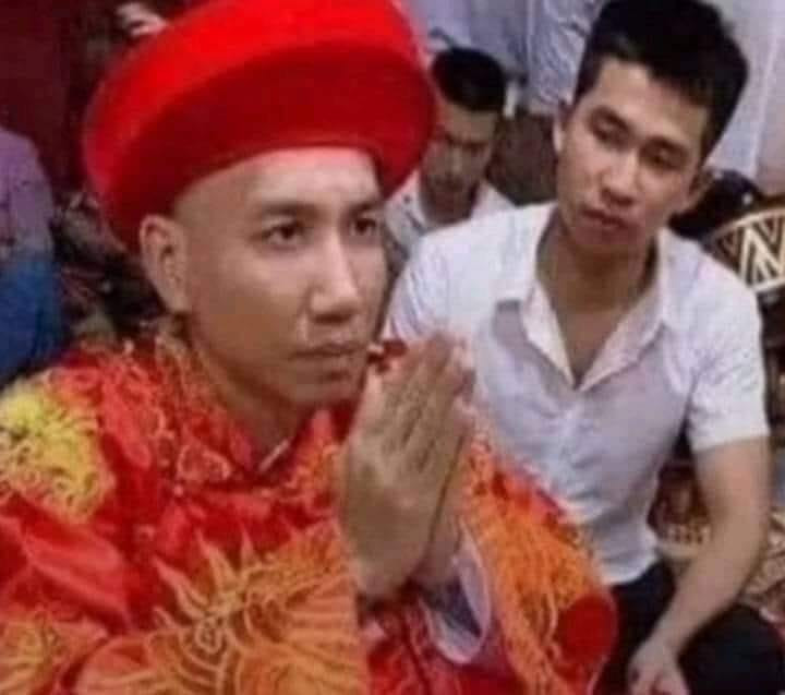 Hình ảnh Phú Lê mặc áo dài đỏ chắp tay vái lạy