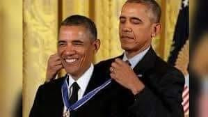 Hình ảnh tổng thống Obama tự đeo huân chương cho chính mình
