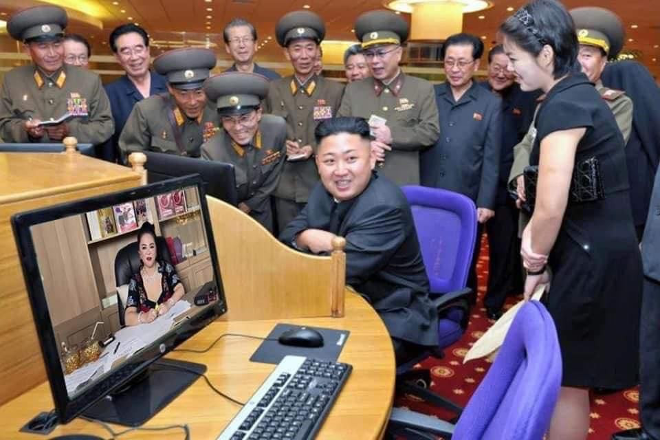 Kim Jon Un và các tướng lĩnh Triều Tiên xem cô Phương Hằng livestream