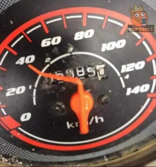 Kim tốc độ trên đồng hồ xe máy bị bẻ cong về vận tốc 40km/h nhưng thực tế đang là 80km/h