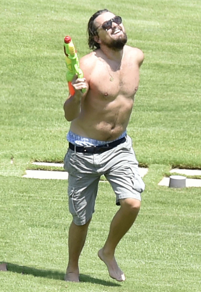 Leonardo DiCaprio cởi trần cầm súng nước meme