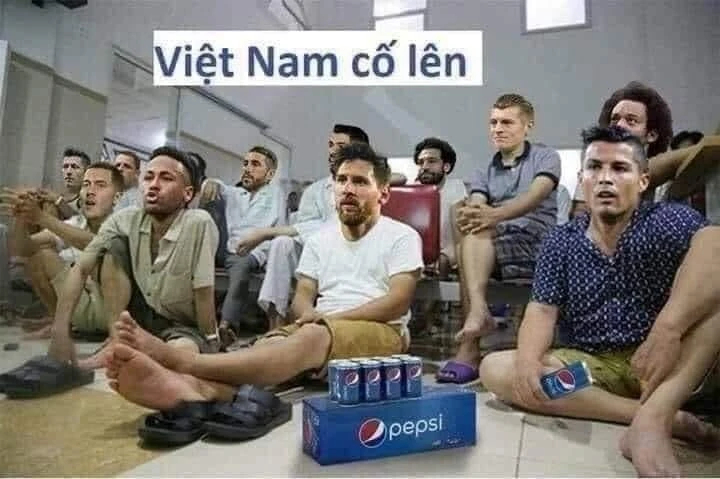 Messi, Ronaldo, Neymar và các danh thủ ngồi xem cổ vũ Việt Nam cố lên