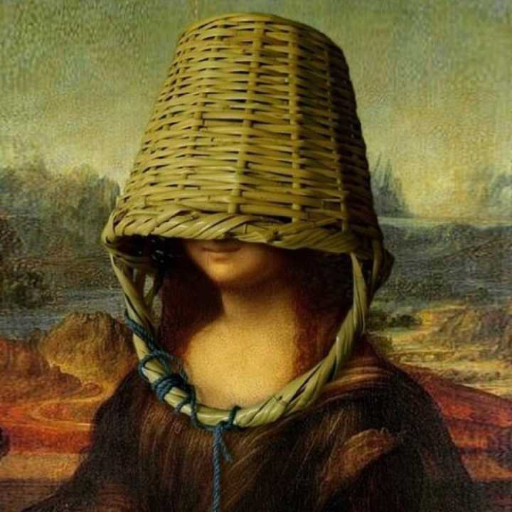 Mona Lisa đội giỏ xách lên đầu che mặt
