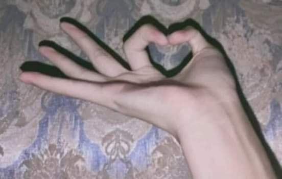 Ngón tay trỏ và ngón tay cái tạo thành hình trái tim