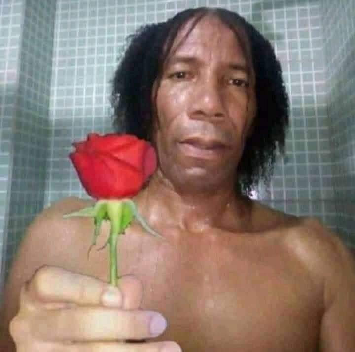 Người đàn ông xấu trai tóc bổ luống tặng hoa hồng