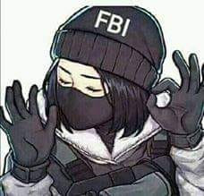 Nữ nhân viên FBI đưa tay ra hiệu OK