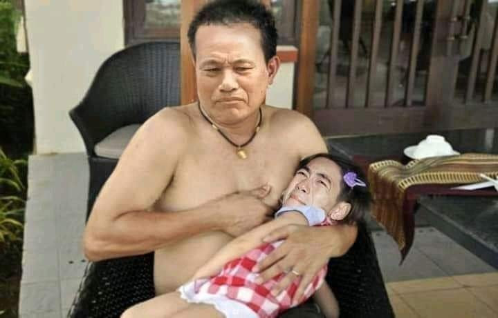 Ông Nguyễn Hữu Đa cho đứa bé là fan K-ICM bú