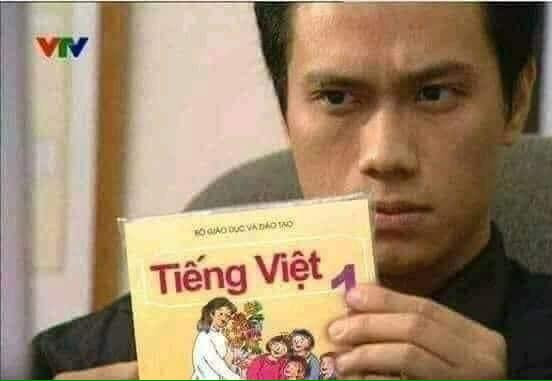 Phan Hải tay cầm quyển sách Tiếng Việt lớp 1
