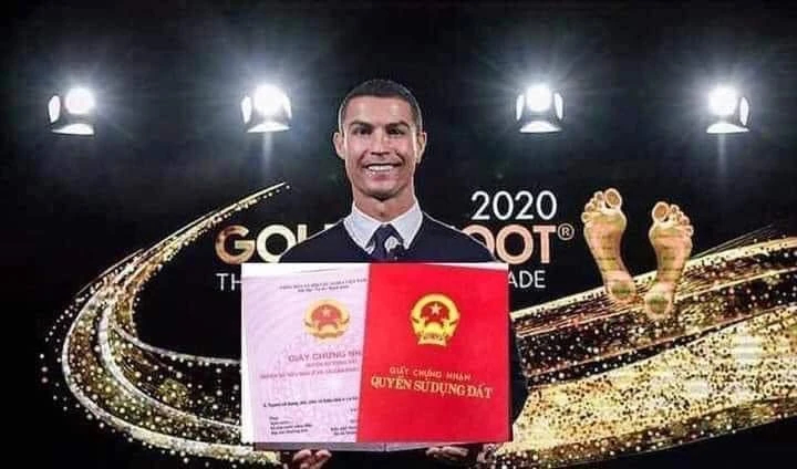 Ronaldo cầm sổ đỏ cười tự tin