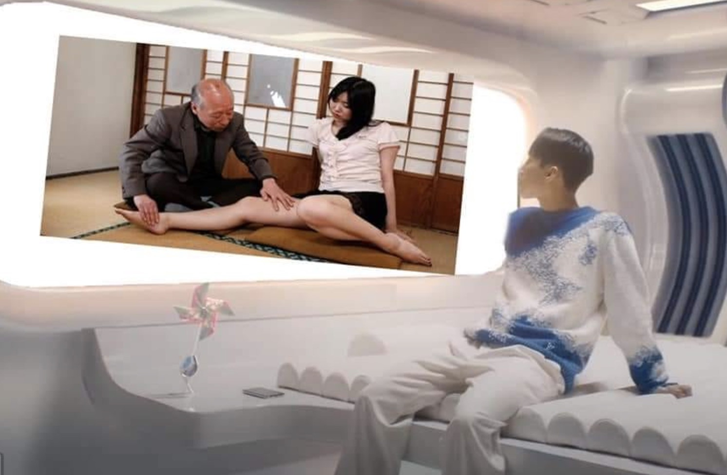 Sơn Tùng ngồi trong phi thuyền nhìn vào cảnh phim Nhật có cụ Tokuda