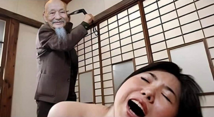 Thầy ông nội đánh đòn em gái Nhật Bản