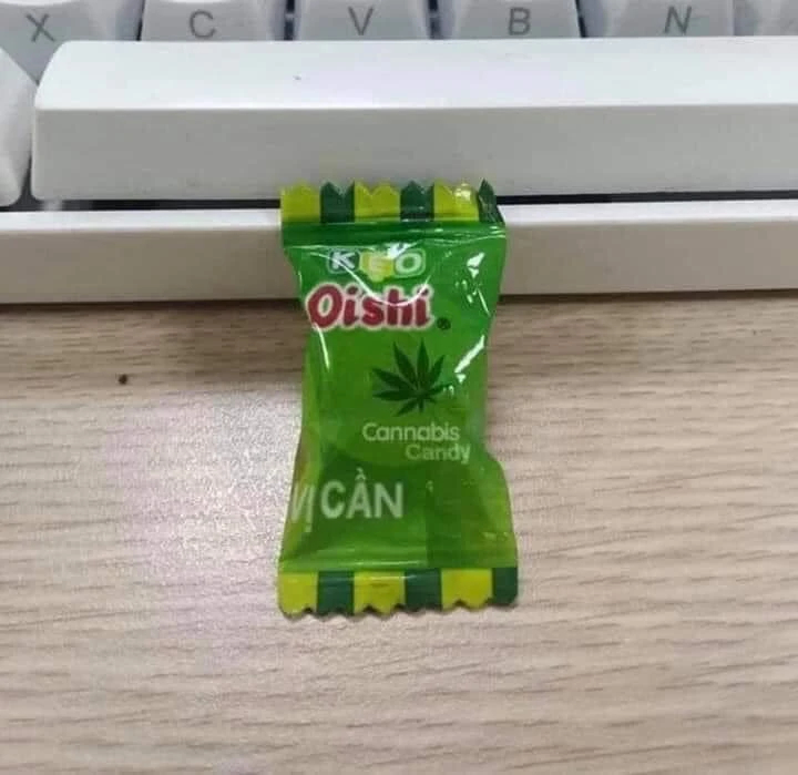 Viên kẹo Oishi màu xanh lá có vị cần